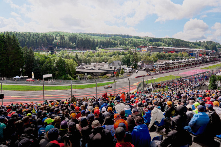 Het uitzicht op het beroemde Eau Rouge-gedeelte vanaf de tribune tijdens de Belgische GP