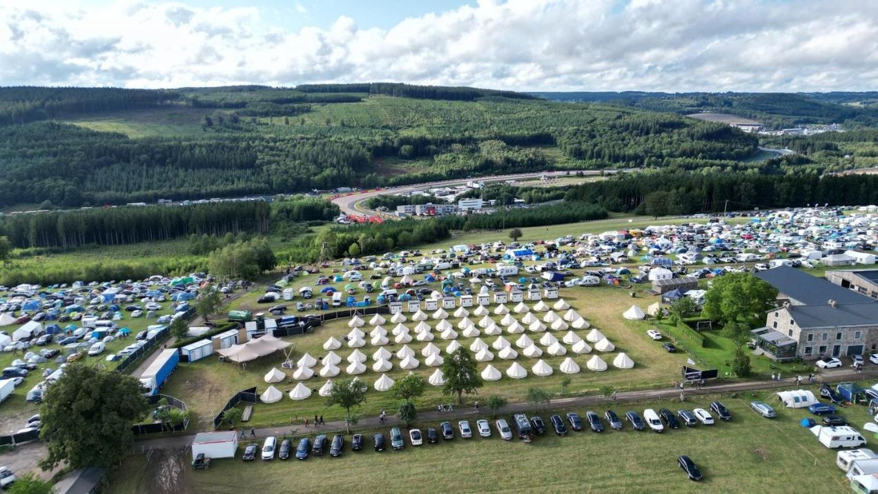 Luftaufnahme des Campingplatzes beim Großen Preis von Belgien, direkt neben der Rennstrecke