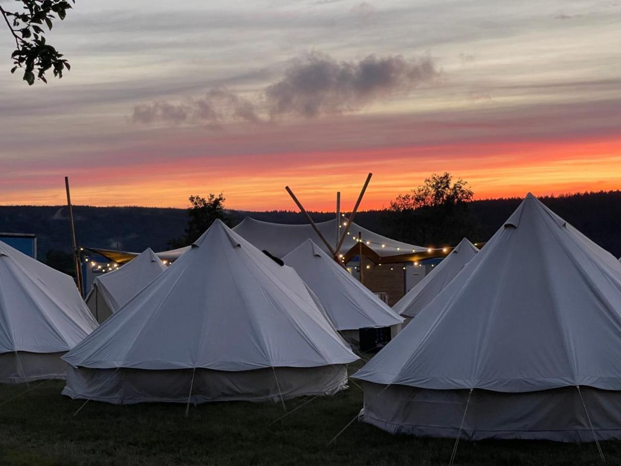 Zelte auf dem Campingplatz beim Belgischen Grand Prix bei Sonnenuntergang
