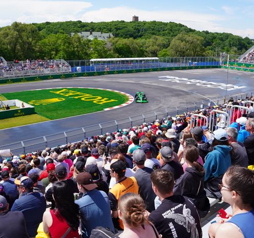 Aficionados en la tribuna T24 viendo pasar coches de F1