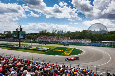 Les voitures de F1 franchissent le célèbre virage en épingle à cheveux du Grand Prix du Canada