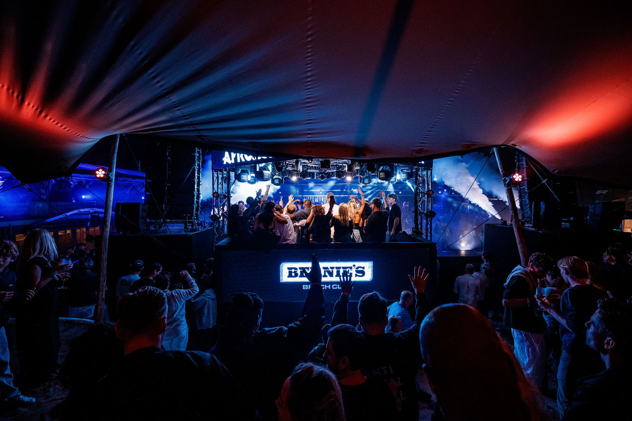 La fiesta posterior en Bernies Beachclub 2025 con el DJ de fama mundial Afrojack