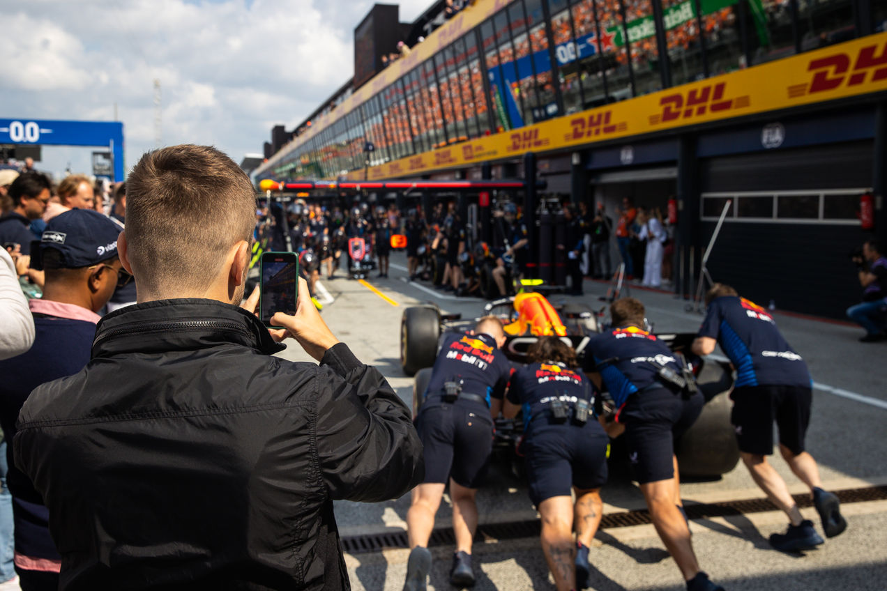 Ein Red Bull-Rennwagen in der Boxengasse, fotografiert von Gästen während ihres Pit Lane Walk