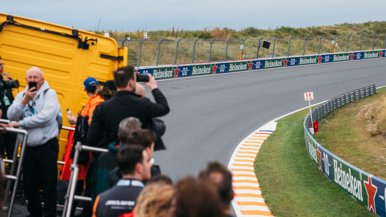 Los participantes en F1 Experiences viajan en la parte trasera de un camión durante la visita guiada al circuito