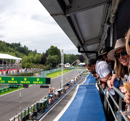 Gasten van de Paddock Club genieten van het uitzicht over de pitstraat en de teamgarages tijdens de GP van België