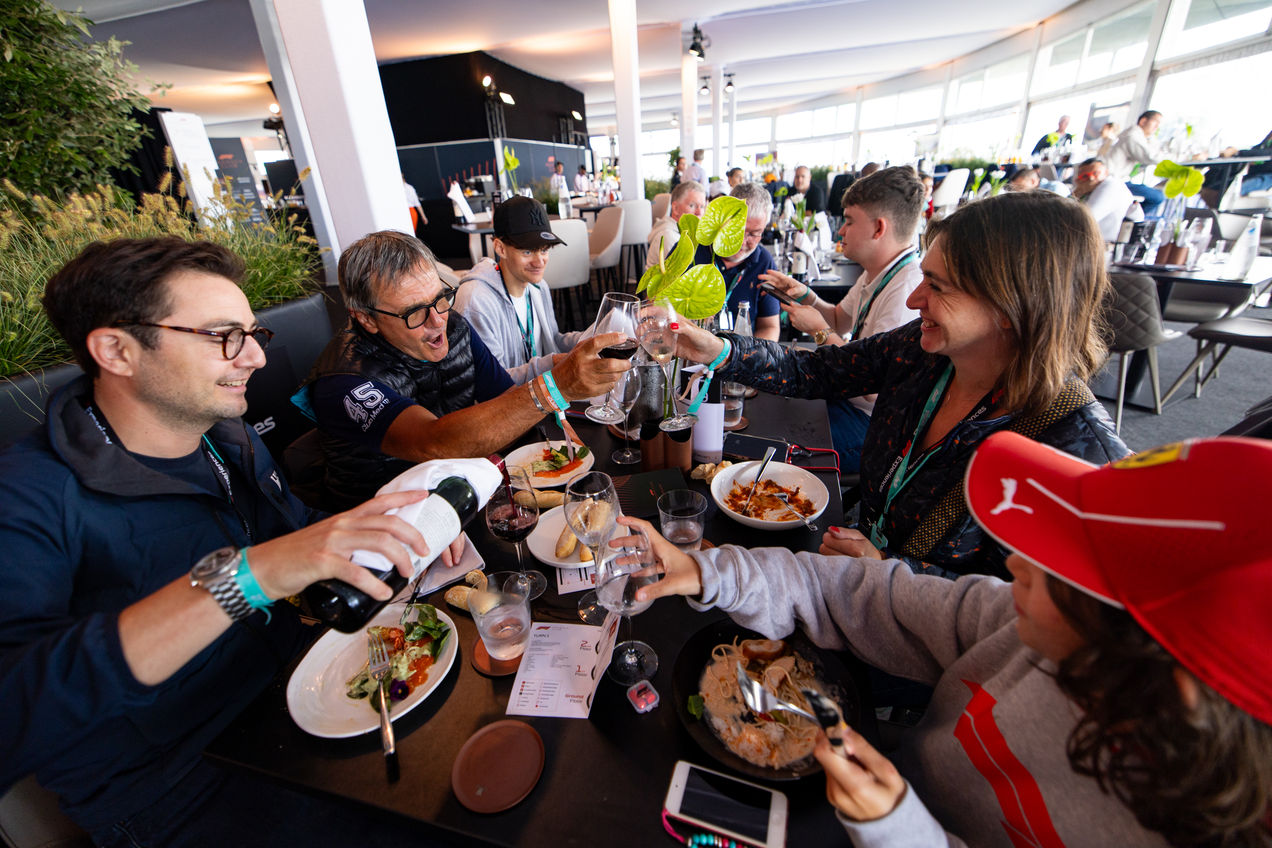 Gasten genieten van hun eten in de Paddock Club van Circuit Zandvoort