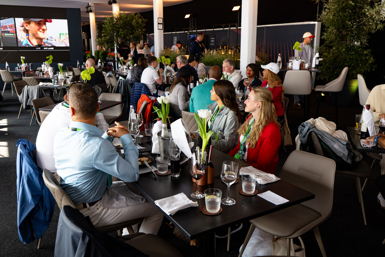 Gasten in de Paddock Club van de GP van Nederland