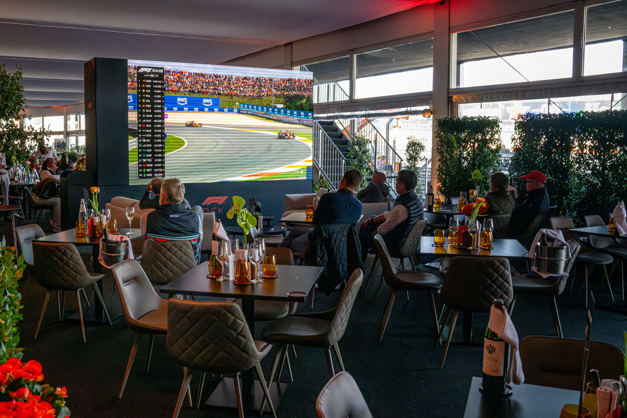 Gasten in de Paddock Club van de GP van Nederland