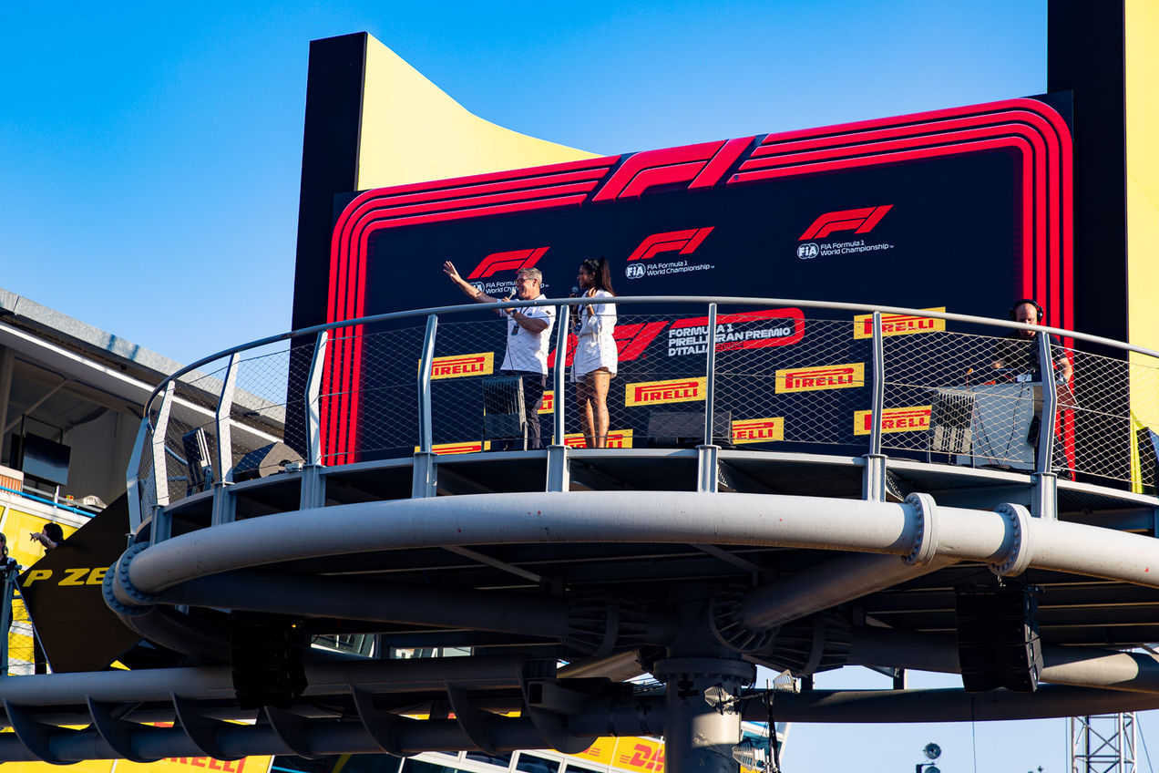 Het F1 Live-evenement met de interviewers op het podium