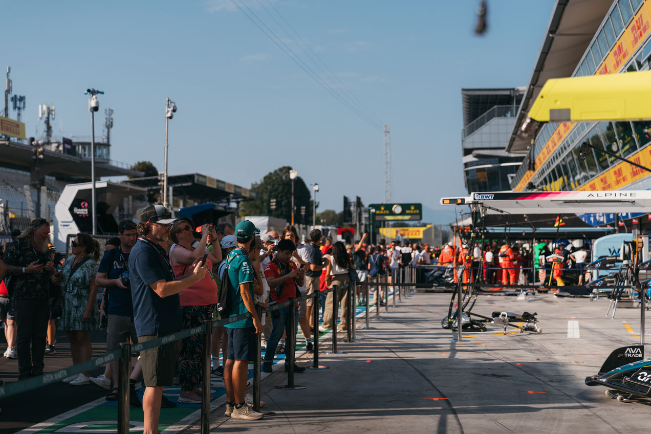 Gasten tijdens de Pit Lane Walk tijdens het Italiaanse GP-weekend