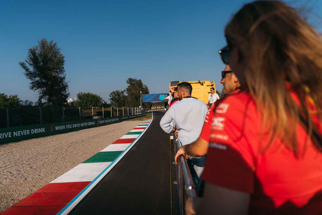 F1 Experiences-gasten achterop een vrachtwagen tijdens de Track Tour