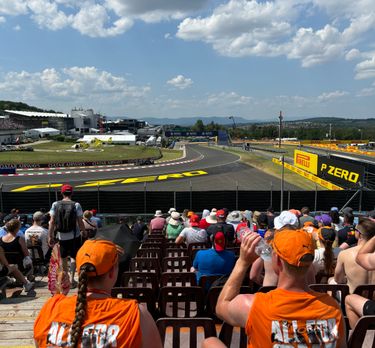 La vue sur la piste depuis la tribune Apex 2 du Hungaroring