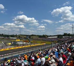 Verschiedene Tribünen während des Grand Prix von Ungarn, gesehen von der Grid-Tribüne