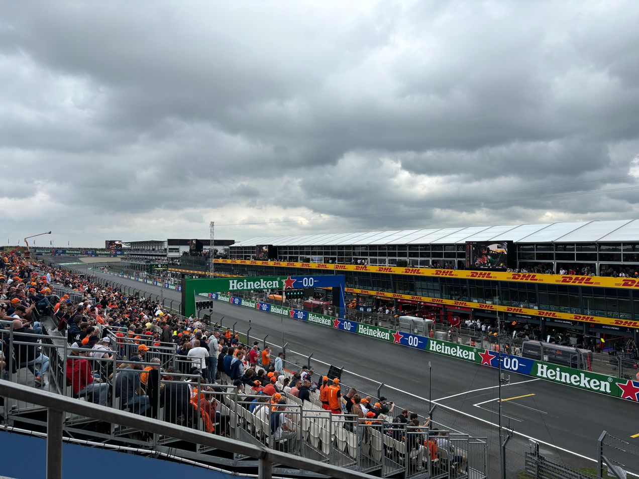 Vista general de la recta principal de Zandvoort, desde la tribuna principal