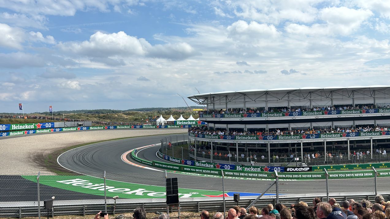 Vista de la primera curva del Circuito de Zandvoort, desde la tribuna Tarzán-In