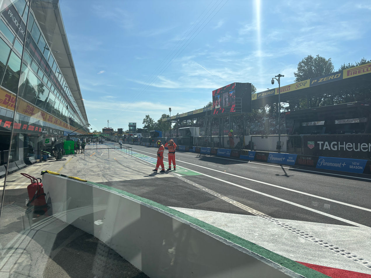 Het uitkijkgedeelte van de Fans Club met uitzicht op de pitstraat