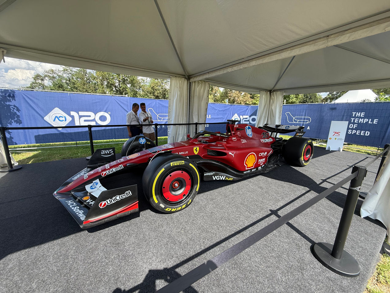 Een Ferrari F1-auto tentoongesteld op het circuit van Monza