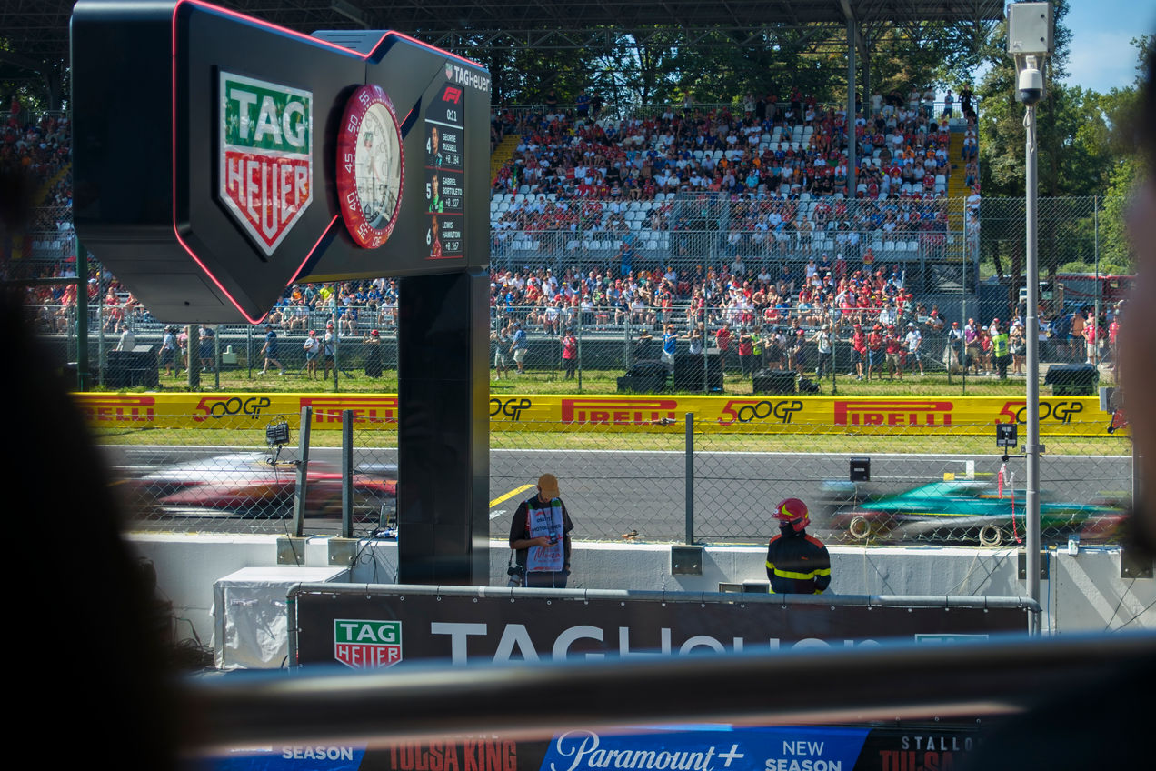 Bekijk de F1-auto's van dichtbij vanuit de Race Club-hospitalityruimte