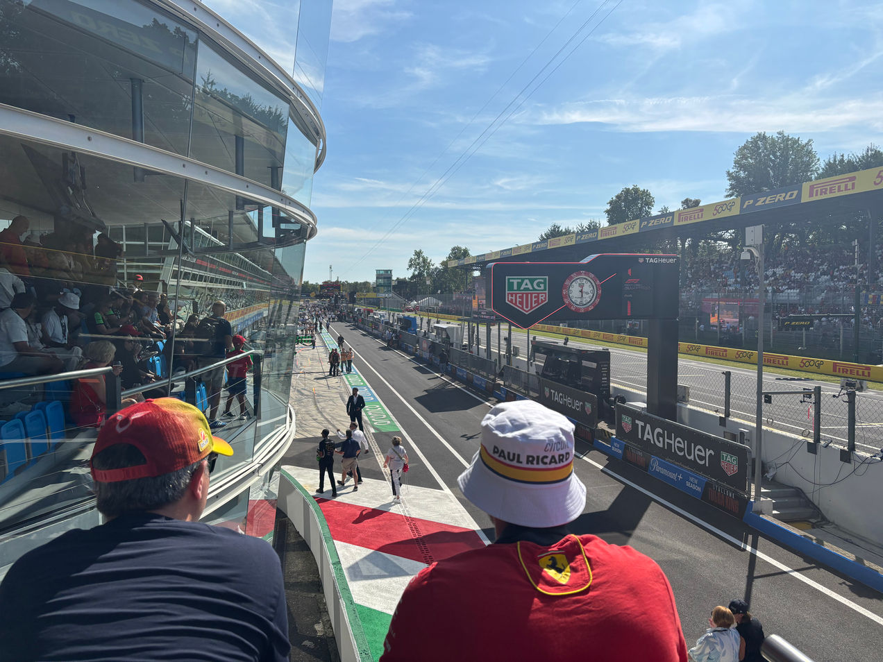 Ongelooflijk uitzicht op de pitstraat vanuit de Race Club