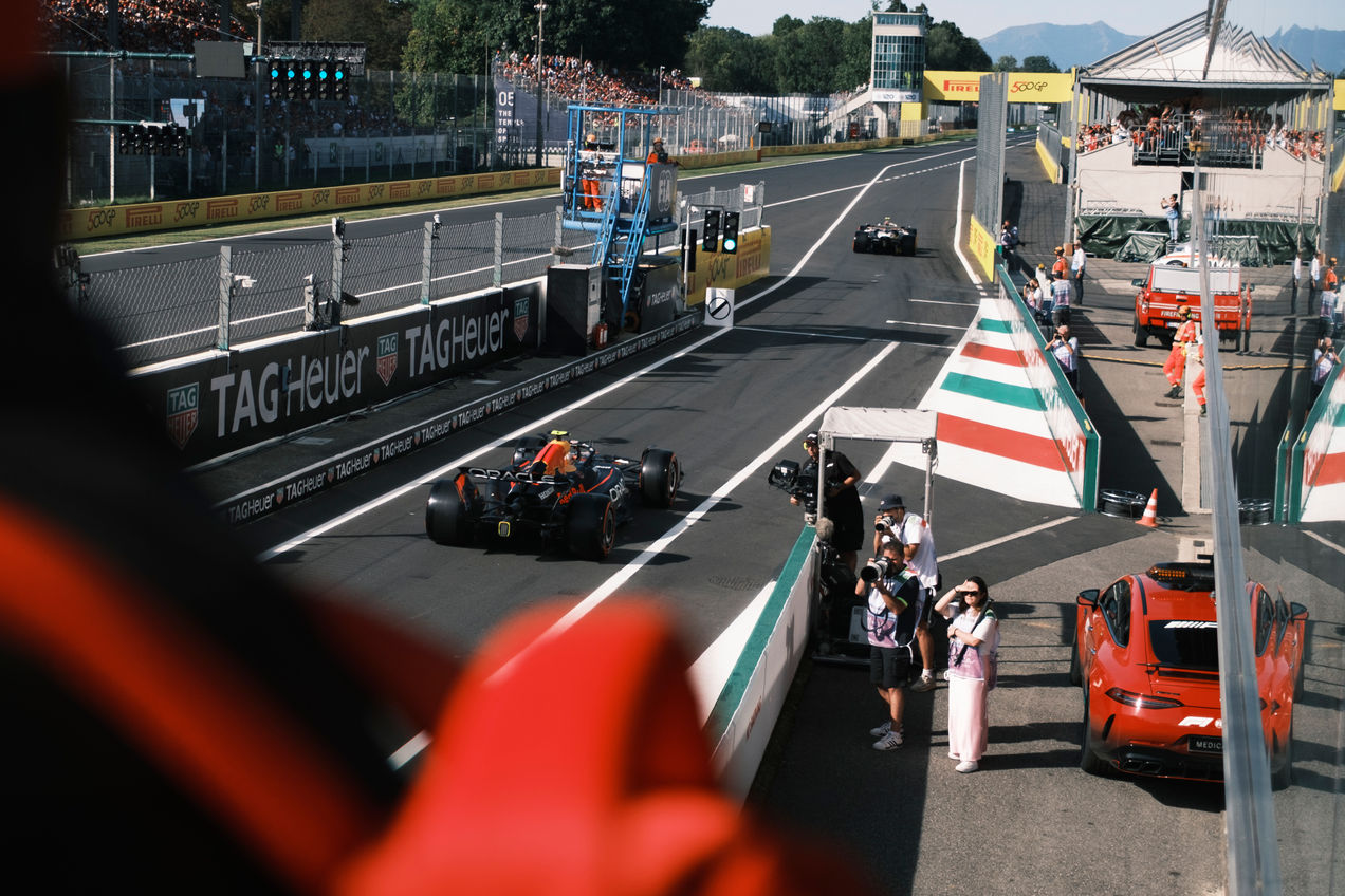 Bekijk de F1-auto's van dichtbij vanuit de Race Club terwijl ze de pitstraat verlaten