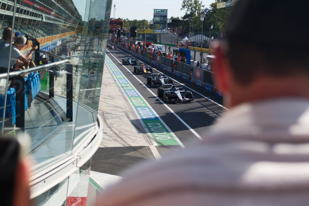 Coches de Fórmula 1 alineados en el pit lane del circuito de Monza