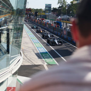 Coches de Fórmula 1 alineados en el pit lane del circuito de Monza