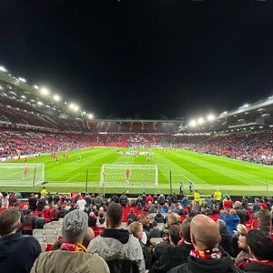 Vista desde detrás de la portería en Old Trafford durante un partido del Manchester United