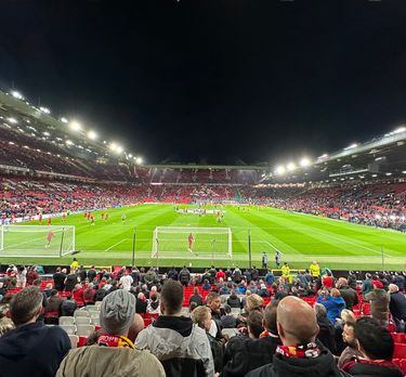 Blick von hinter dem Tor im Old Trafford während eines Manchester United Spiels