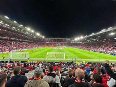 Uitzicht vanaf achter het doel in Old Trafford tijdens een Manchester United-wedstrijd