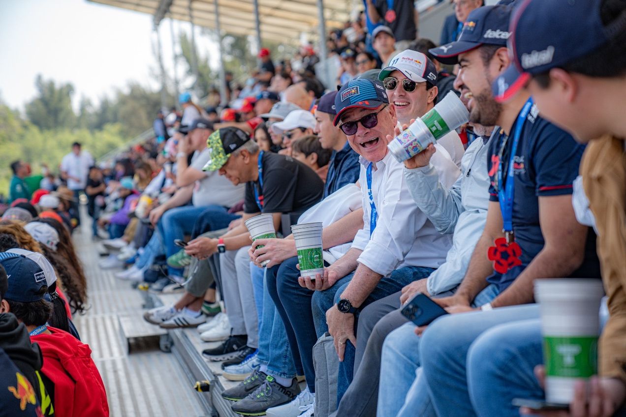 Red Bull fans op een tribune van Autódromo Hermanos Rodríguez