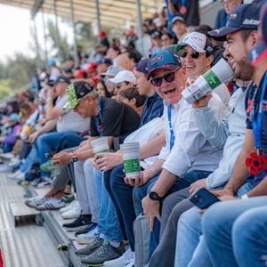 Red-Bull-Fans auf einer Tribüne des Autódromo Hermanos Rodríguez
