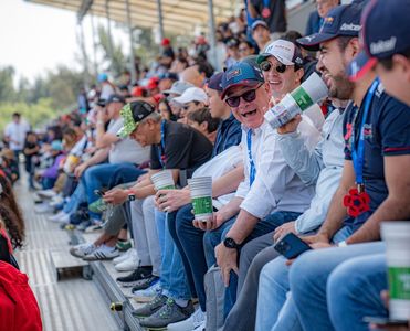 Red Bull fans op een tribune van Autódromo Hermanos Rodríguez