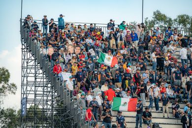 Aficionados extasiados en la Tribuna 5 durante el GP de México
