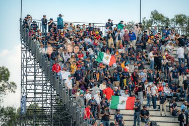 Uitgelaten fans op tribune 5 tijdens de GP van Mexico