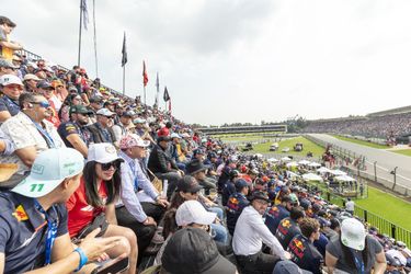 Fans op tribune 9 van Autódromo Hermanos Rodríguez kijken naar de GP