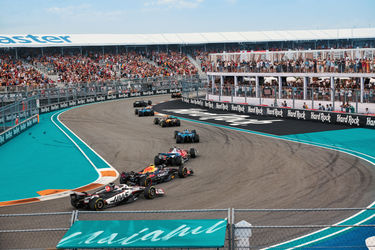 Voitures de Formule 1 roulant sur l'autodrome international de Miami