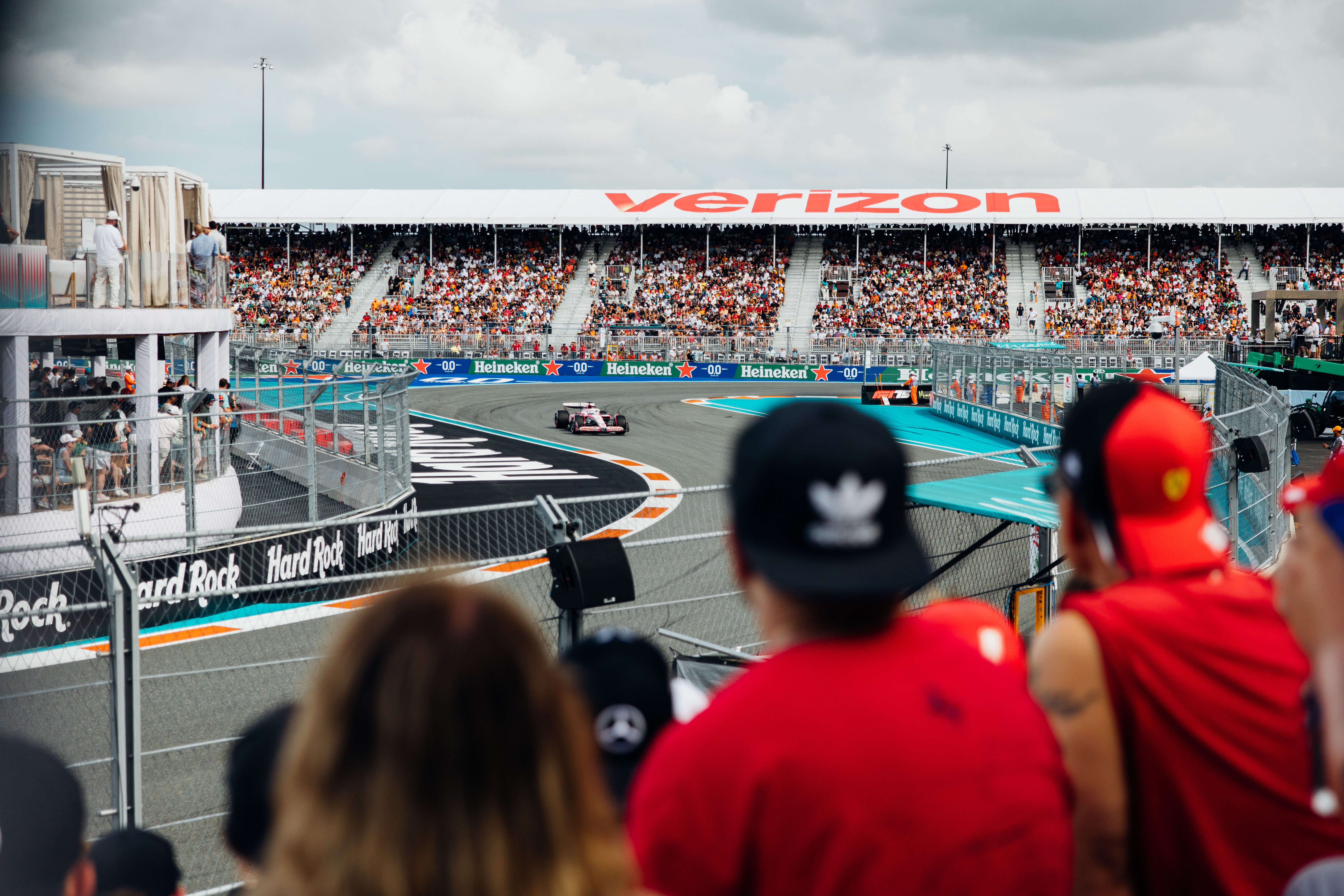 F1 fans watching the F1 cars driving through the Beach-section of the Miami GP