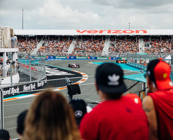 F1 fans watching the F1 cars driving through the Beach-section of the Miami GP