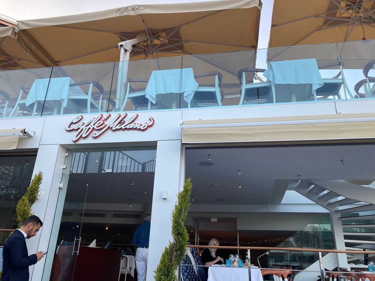 Vordereingang des Caffe Milano Hospitality-Bereichs