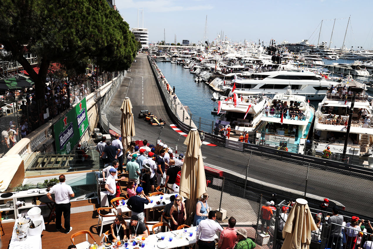 Vista aérea de la zona de hospitalidad del Caffe Milano y del circuito de Mónaco