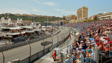 Vue de la zone d'accueil du Caffe Milano sur la partie portuaire du GP de Monaco