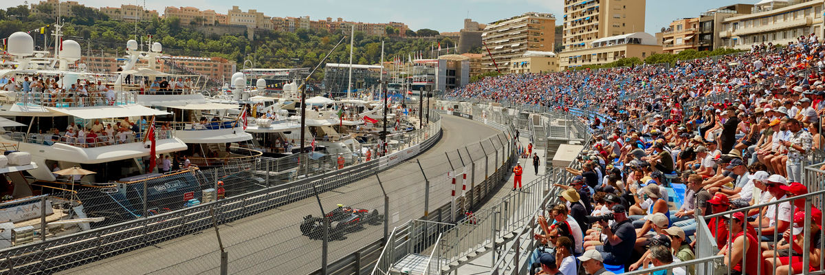 Vue de la zone d'accueil du Caffe Milano sur la partie portuaire du GP de Monaco