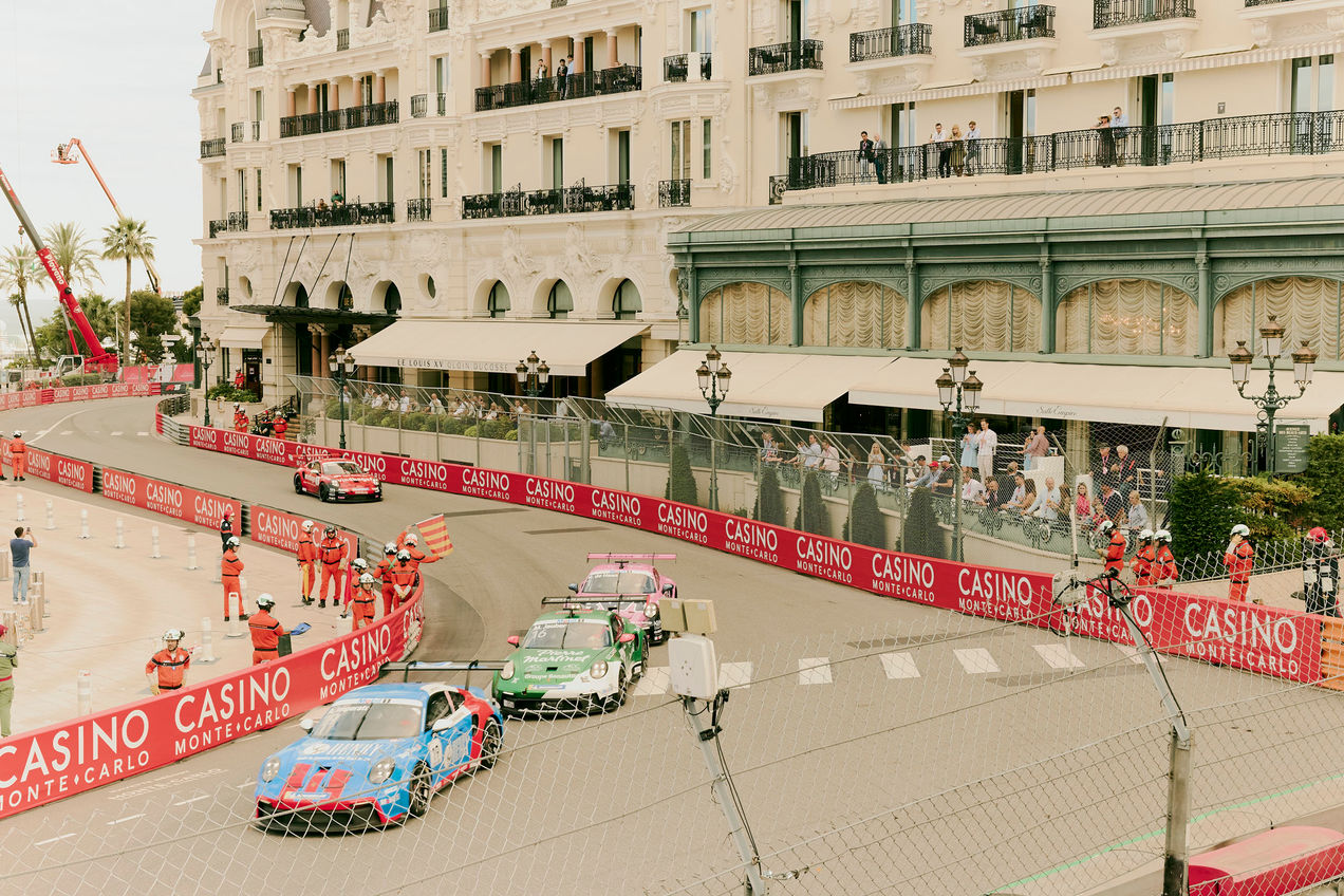 Porsche Supercup-Rennwagen fährt am Casino Square Terrace beim Grand Prix von Monaco vorbei