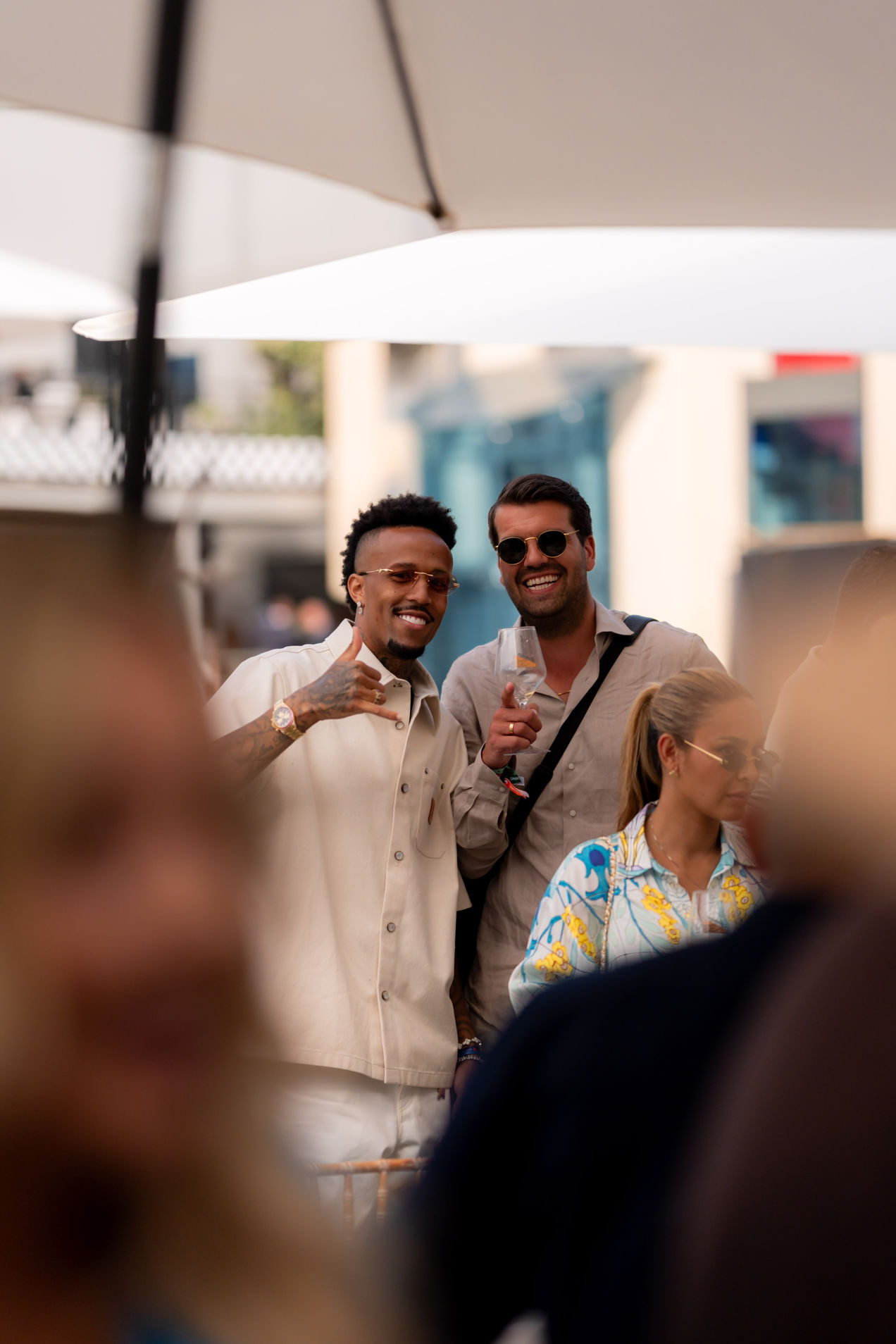 Die Start-/Ziel-VIP-Terrasse im Monaco ist voller Prominenter