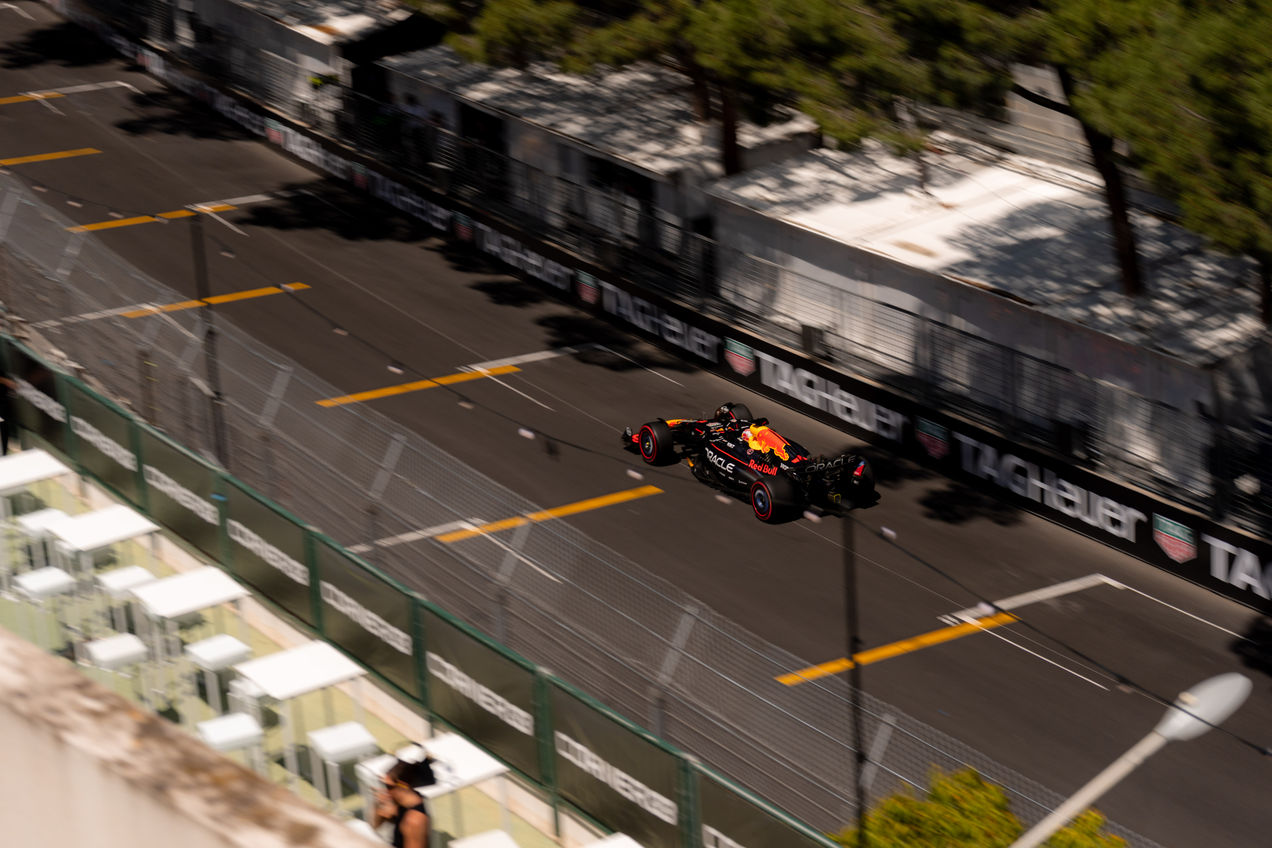 Un coche de Red Bull pasando por delante de la terraza VIP de salida/meta durante el Gran Premio de Mónaco