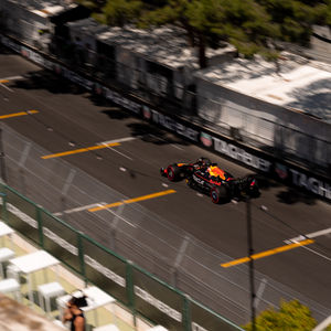 Un coche de Red Bull pasando por delante de la terraza VIP de salida/meta durante el Gran Premio de Mónaco
