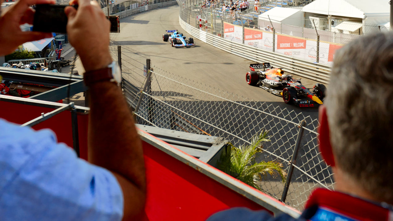 Blick auf die Rennstrecke von der Terrasse des La Rascasse
