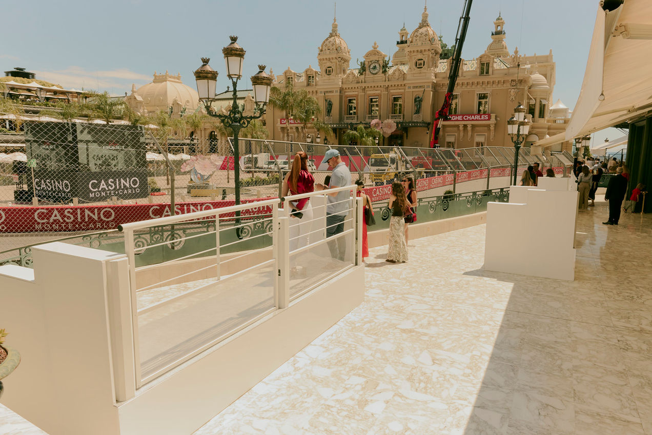 Die Außenterrasse des Casino Square Terrace Hospitality-Bereichs mit Blick auf das Casino von Monaco