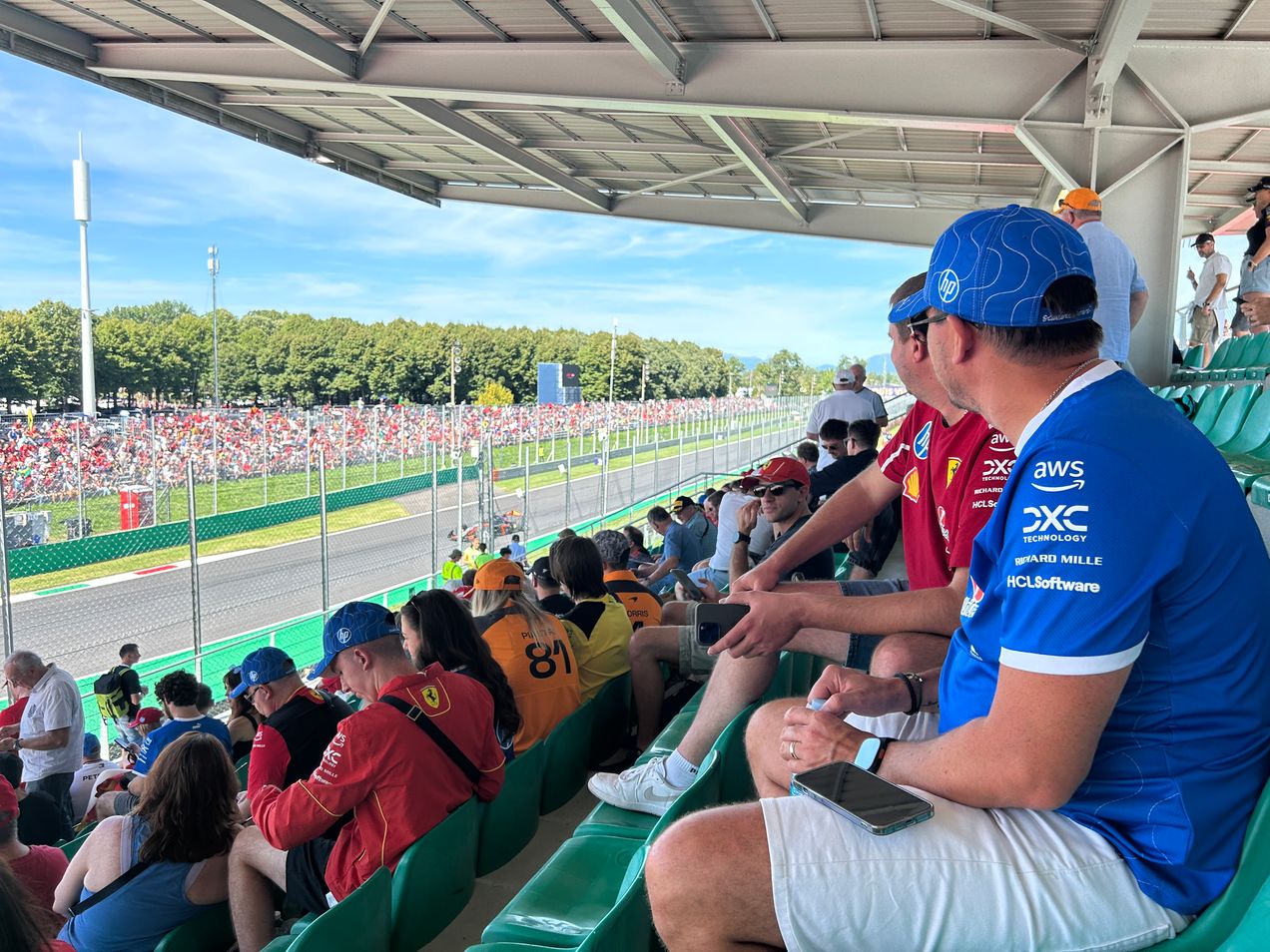 Fans op tribune 22 van Monza kijken naar een voorbijrijdende F1-auto