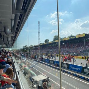 Uitzicht op het circuit vanaf de Race Club Hospitality tribune
